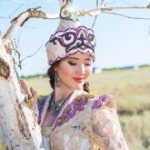 «Сәукелесі бар көйлектердің төсі ашық, жеңі жоқ»: алматылық әншінің той көйлектеріне көңілі толмай жүр