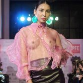 «Шешіндіріп отырған адамдарға неге айтпайсыңдар?»: төрт мәрте төсін жалаңаштаған сәнгердің сыры (ВИДЕО)