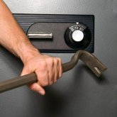 Қарақшылар сейфтен 2 млн теңге мен бағалы заттарды қолды қылды