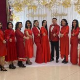 «Жолдасым, 12 әпкем бар деп айтқанда сене алмадым»: жас келін қайын апаларының бабын тауып жүр (ВИДЕО)