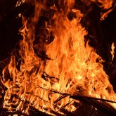 23 жастағы қызды бір топ жігіт өртеп жіберді