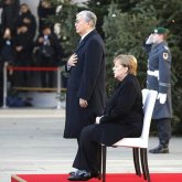 Меркель Қазақстан әнұраны шырқалғанда орнынан тұрмады