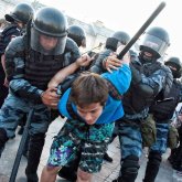 Арнайы жасақ оқушыларға тұтқындарды қалай ұру керектігін көрсетті (ВИДЕО)