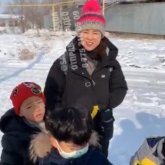 «Не таратып жүрсіңдер?»: үш әйелдің мектеп оқушыларына ұстатқан кәмпиттері күдік тудырды (ВИДЕО)