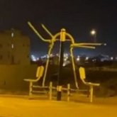 Елес ауладағы жаттығатын темірлерді қозғалтып жүр (ВИДЕО)