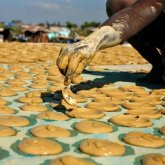 «Жоқтық не жегізбейді...»: лайға май жағып, «нан» етіп отырған халық та бар (ФОТО, ВИДЕО)