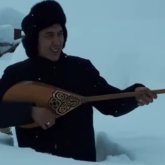 «Әкімдік, біздің аймаққа трактор жіберіңіз»: жас жігіт тазартылмаған қардың жырын домбырамен жеткізді (ВИДЕО)