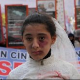 Кәмелетке толмаған қызды өзін зорлаған ерге тұрмысқа беру мәселесі талқыланып жатыр