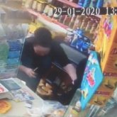 Сұғанақ қолдыға есесін жібергісі келмеген сатушы қарақшыға әбден қарсыласты (ВИДЕО)