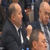 «Трагедиялық көрініс»: депутаттардың бірі «Әкім» фильмін «жарнамаласа», екіншісі қасында ұйықтап отыр (ВИДЕО)