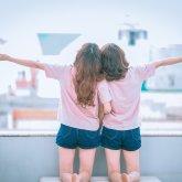 «Олар - хайуандар!»: лесбиян студент шынжырға байланып, «ит сияқты күнелткен»