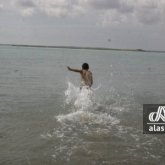 «Ешқашан түнде суға барма»: көршінің баласы судағы өз бейнесіне қарап, сықылықтап күледі