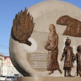 «Сағынамын»: 60 жыл бұрын елден көшіп кеткен әйел құмаршық ескерткішін тұрғызғандарға алғысын жеткізді