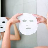 Бетіне маска жаққан әйелдің бір қабат терісі сыпырылып түскен