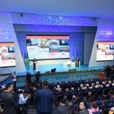 «Біз тұтқынбыз ба?»: полицейлер Амангелді Батырбеков бастаған журналистерді әкімнің есеп беруіне кіргізбей, қамап тастады (ВИДЕО)