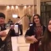 «Қазақтардан жақсы екен»: грузин қыздар домбыраның сүйемелдеуімен қазақтың халық әнін шырқады (ВИДЕО)