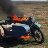 Браконьерлер Жайық жағасында инспекторларға күш көрсетіп, мотоциклдерін өртеп жіберді (ВИДЕО)