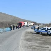 Әкімдік қызметкері жалған рұқсатнама рәсімдеп, адамдарды блок-бекеттен өткізіп жүрген