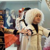 Елордалық жасөспірімдер қазақстандықтарды Бірлік күнімен ерекше құттықтады (ФОТО, ВИДЕО)