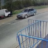 Оралда блок-бекетті кесіп өтпек болған жүк көлік жүргізушісі полиция қызметкерін қағып кетті