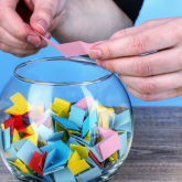 «Таныстарына беретін шығар...»: әншілер ойнатқан лотереяның бәріне қатысқан электрик түк ұтпапты