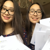 «Дайындықты шет тілін үйренуден бастадық»: елордалық егіздер әлемнің 11 ЖОО грантын ұтып алды!