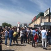 «1,5 айға төлегенбіз, ақшасы әлі ақталған жоқ»: Елордада орталық базар сатушылары наразылыққа шықты