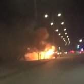 Қостанай облысында жолаушылар тасымалдайтын көлік жол үстінде түгі қалмай жанып кетті
