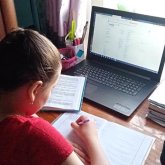 «Шпаргалка қолдануға толық мүмкіндік бар»: елімізде онлайн оқыған оқушылар жаппай «5» алды