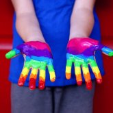 «Үкіметтен ЛГБТ адамдарын саяси қуғын-сүргін құрбандары ретінде ресми түрде тануды ТАЛАП ЕТЕМІН!» - белсенді