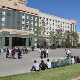 «Аштан өлеміз бе?»: ақтөбелік жұмысшылар жалақыларын даулап облыс әкімдігіне барды