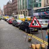 Қонақ үй алдында ер адам 3 адамды пышақтап өлтірді