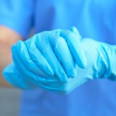 Медициналық қолғаптардың сапасыз екенін айтып қойған дәрігер жұмыссыз қалды (ВИДЕО)