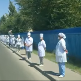 «Аза тұту» күнінде дәрігерлерді сап түзеткен шенеунік жауапқа тартылады (ВИДЕО)