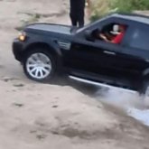 Үлкен Алматы өзенінде «қара джипін» жуған жүргізушіге айыппұл салынды (ВИДЕО)