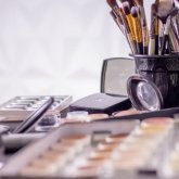 Декоративті косметика пайдалану не үшін қауіпті? - дәрігер пікірі