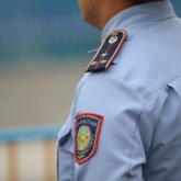 Дүкеншіні қаңғыбас арқылы арандатпақ болған полицейлер ВИДЕОға түсіп қалды