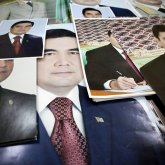 Түркіменстанда азық-түлікпен бірге президенттің портретін сатып алу міндеттелген