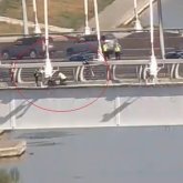 Елордада 16 жастағы қыз көпірден секіріп, өзін өлтірмек болды (ВИДЕО)