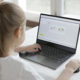 «Порно көрдік»: Елорда тұрғыны оқушылардың онлайн сабағында порно көрсетілгенін айтып шағымданды