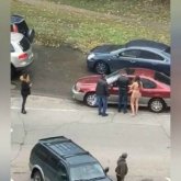 Өскемен көшелерінде тыр жалаңаш жүрген әйелдің ВИДЕОсы тарап кетті