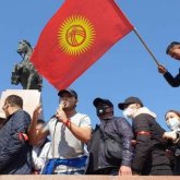 «Осында түнейміз»: Бішкекте митинг өтіп жатыр (ВИДЕО)