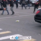 Алмазбек Атамбаев отырған көлікке белгісіз біреу оқ атты (ВИДЕО)