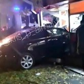 Көлік тізгінінен айрылып қалған Lexus жүргізушісі дөнер дүңгіршегіне кіріп кетті (ВИДЕО)