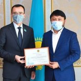 «Көп әйел алуды уағыздап, сексологиямен айналысқаны үшін бе?»: жұрт Тазабековтің алғыс хатын сан-саққа жүгіртіп жатыр