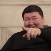 Әнші Жасұлан Базарбаев қызына тізерлеп ұсыныс жасайтын жігіттерді сынап тастады (ВИДЕО)