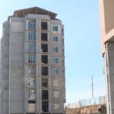 Шымкентте 25 жастағы жігіт биік ғимараттан құлап ажал құшты (ВИДЕО)