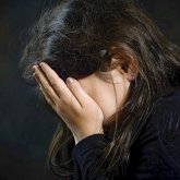 Әйел 4 жасар қызын зорлағалы жатқан күйеуінің үстінен түсті