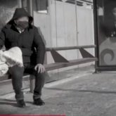 Қызын тізесіне жатқызып еркелеткен әкені педофил деп соттап жіберген (ВИДЕО)