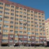 «Үйім шылқып жатыр»: Атырауда мемлекеттік бағдарлама бойынша үй алғандар шу шығарды (ВИДЕО)